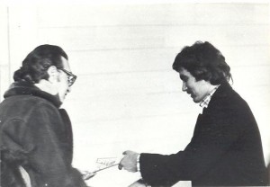 Dan Merișca primind o diplomă de la Vladimir Colin
